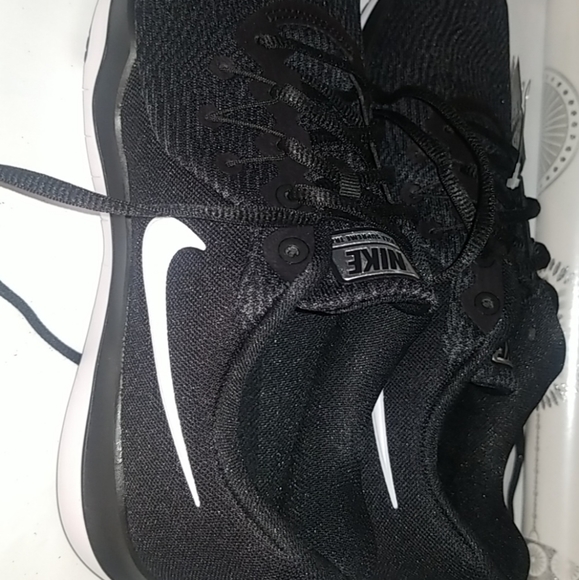 flex supreme tr 6 sneaker